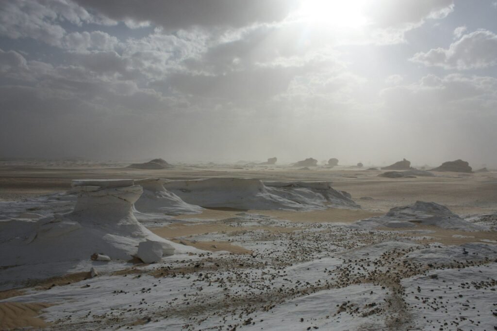 Las formaciones de roca caliza del Desierto Blanco de Egipto bajo un cielo nublado
