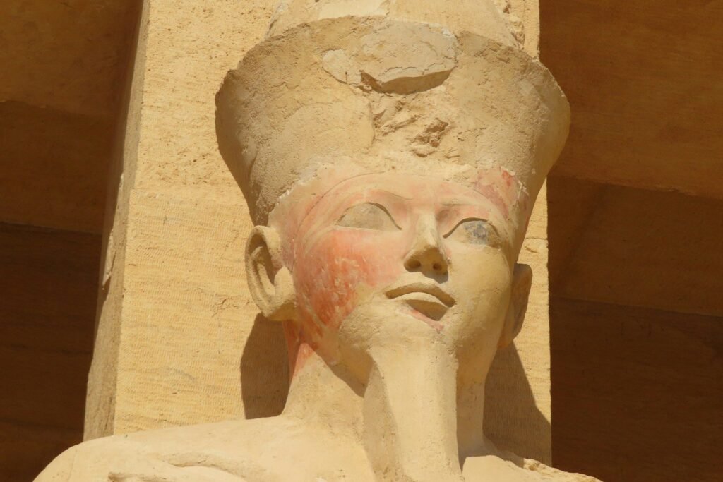 El rostro de una estatua osiriaca de Hatshepsut con la doble corona, en su templo de Deir el-Bahari