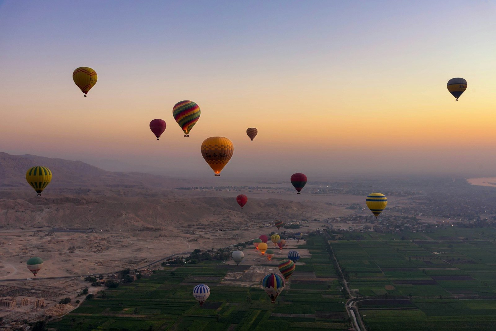 Globos aerostáticos sobre los campos de la orilla oeste de Luxor al amanecer.