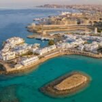 Vista aérea de la costa de Hurghada, con el puerto deportivo, los hoteles y el agua turquesa del mar Rojo