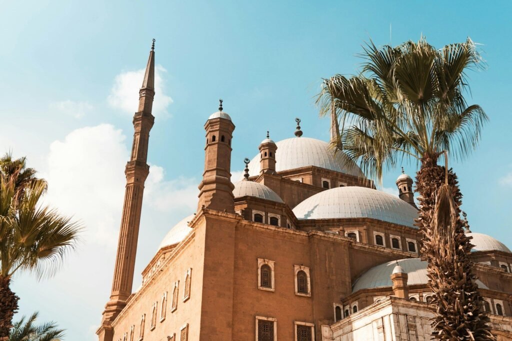 La mezquita de Mohamed Ali en la Ciudadela de Saladino, en El Cairo, con sus cúpulas y minaretes entre palmeras