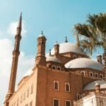 La mezquita de Mohamed Ali en la Ciudadela de Saladino, en El Cairo, con sus cúpulas y minaretes entre palmeras