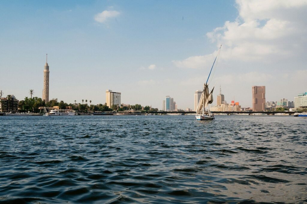 El Nilo a su paso por El Cairo, con una faluca y la Torre de El Cairo al fondo