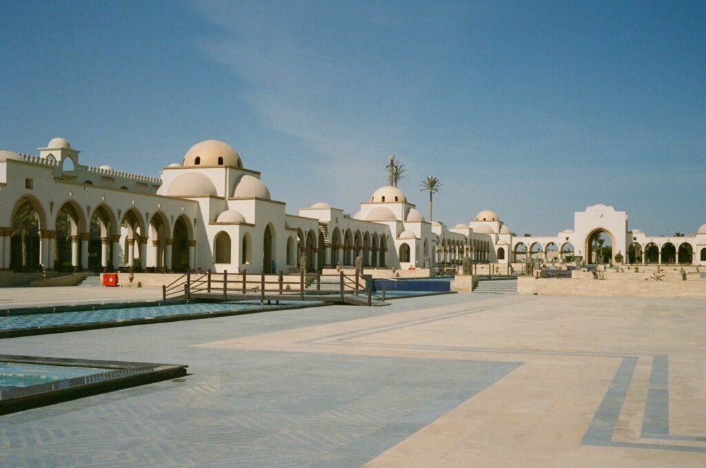 Arcadas y cúpulas blancas de la Old Town de Sahl Hasheesh junto a sus estanques