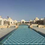 La plaza de la Old Town de Sahl Hasheesh, con arcadas blancas, cúpulas y un canal de agua de mosaico ondulado
