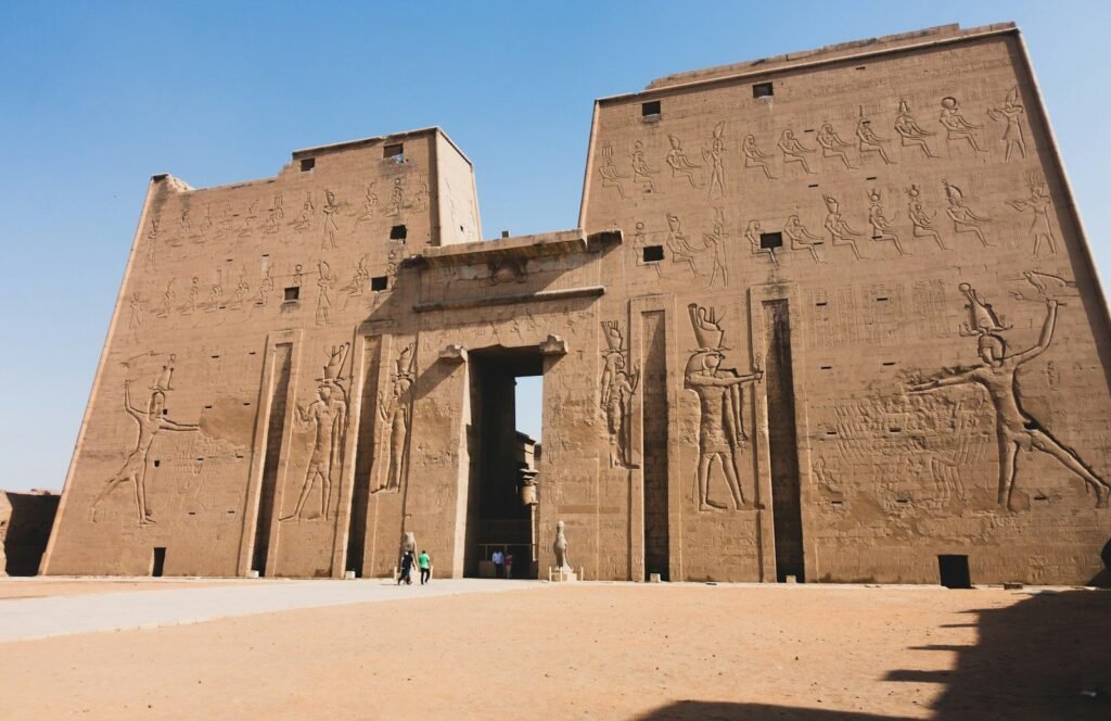 El gran pilono del templo de Horus en Edfu, con los relieves del faraón ante los dioses