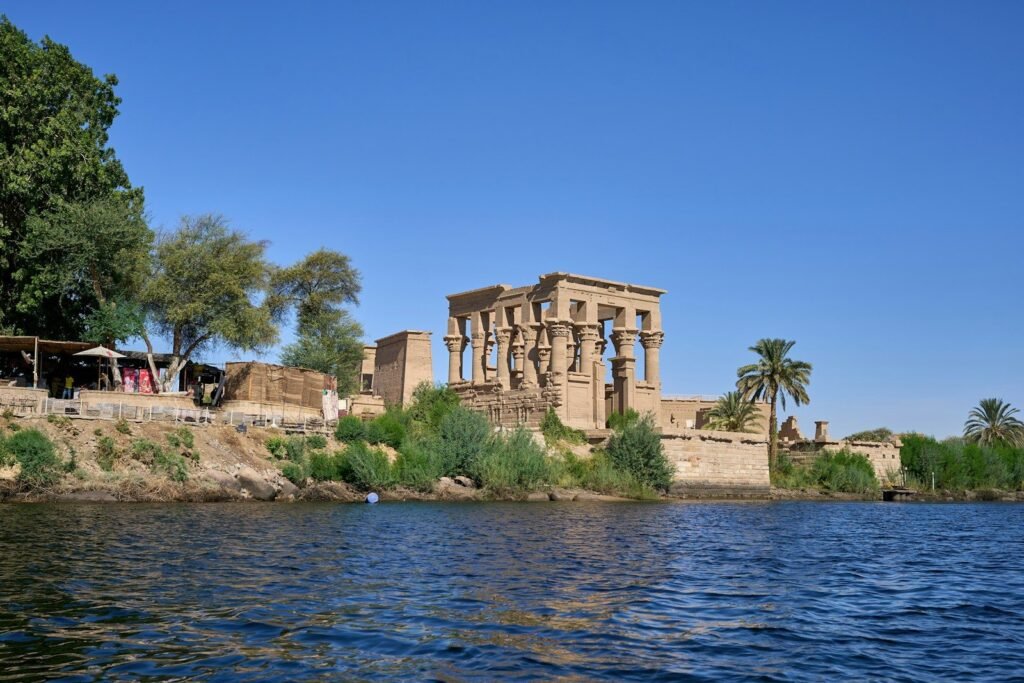 El templo de Filae y el quiosco de Trajano vistos desde el Nilo, en la isla de Agilkia, en Asuán