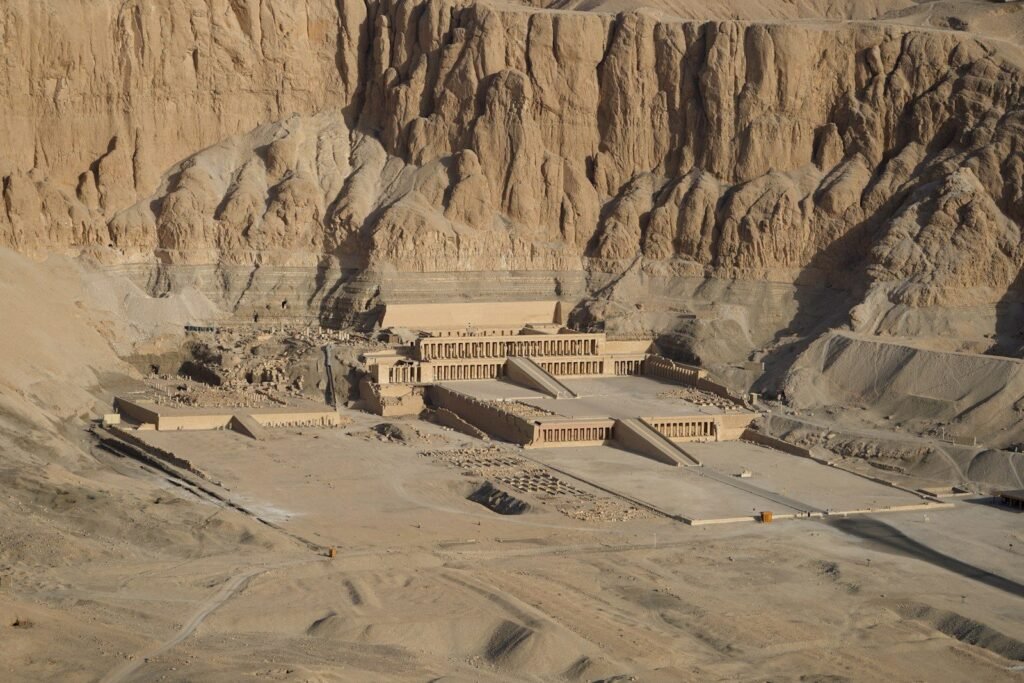 El templo de Hatshepsut en Deir el-Bahari visto desde lo alto, al pie de los acantilados de Tebas