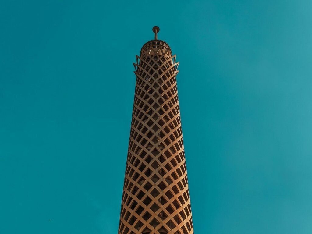La Torre de El Cairo, con su celosía de hormigón, contra un cielo turquesa
