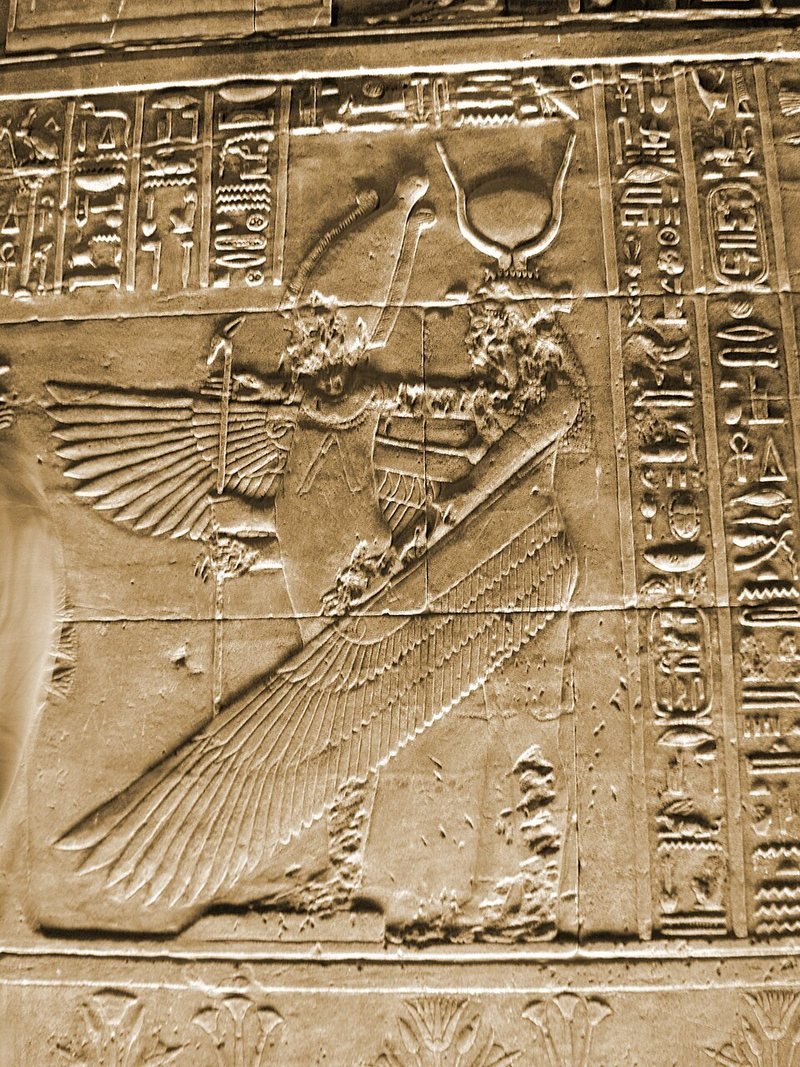 Relieve del templo de Filae: Isis arrodillada con las alas extendidas y el tocado de cuernos y disco solar