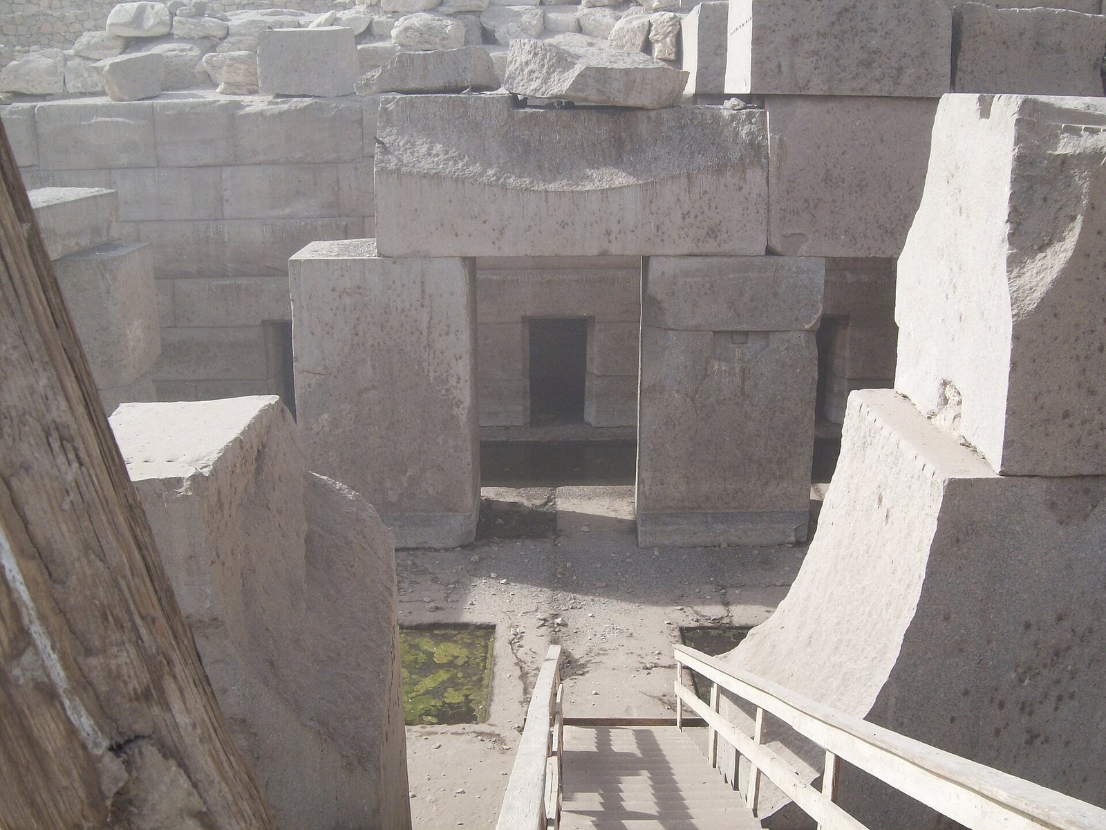 El Osireion de Abydos: grandes bloques de granito y pilares semihundidos junto al agua, detrás del templo de Seti I