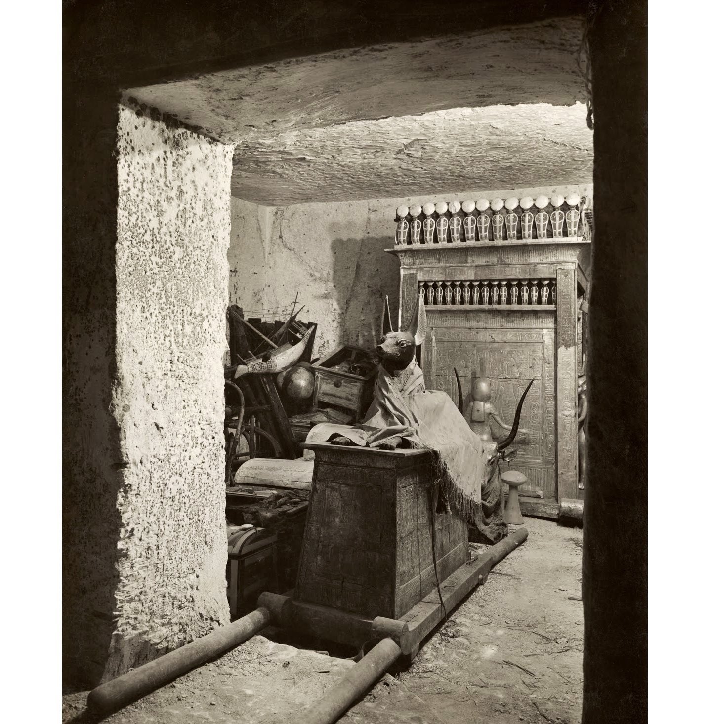 Fotografía en blanco y negro de 1922: la figura de Anubis tumbada sobre su cofre custodia la cámara del tesoro de la tumba de Tutankamón