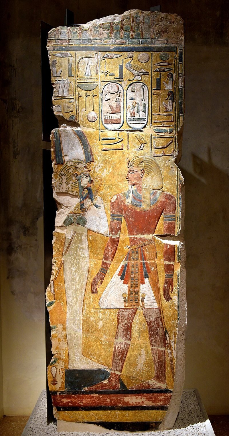 Pintura de la tumba de Seti I: el faraón ante Osiris, que lleva la corona atef con plumas y tiene el rostro verde